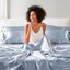 Très grand drap de satin bleu très grand - 6 pièces, froissé, lisse et soyeux, comprend 1 plat, 4 taies d'oreiller ajustées à texture soyeuse, convient aux matelas de 16 po, drap plat,