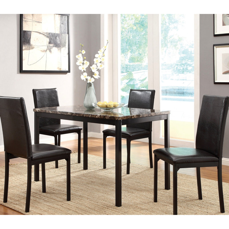 De 4 chaises de salle à manger, structure en métal, siège en similicuir brun, finition noire, poids de 64 lb pour l'ensemble de chaises, largeur de 17,85 po