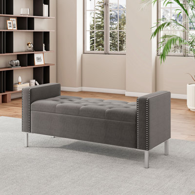 Banc repose-pieds carré avec accoudoirs carrés et garniture cloutée en velours moelleux gris anthracite
