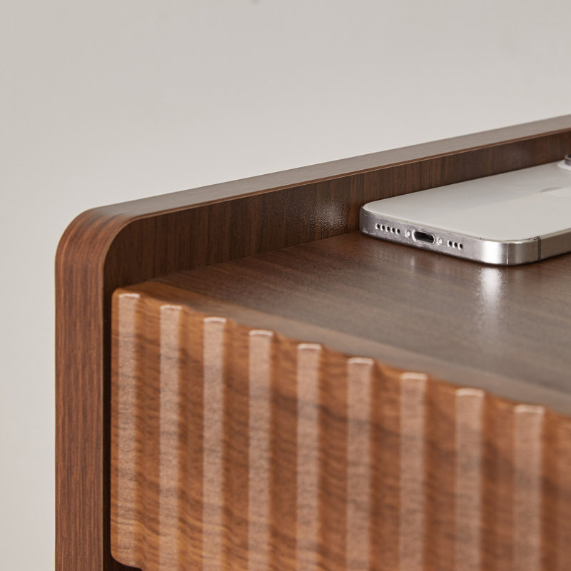 Table de chevet cannelée avec tiroir et tablette de rangement ouverte, Noyer