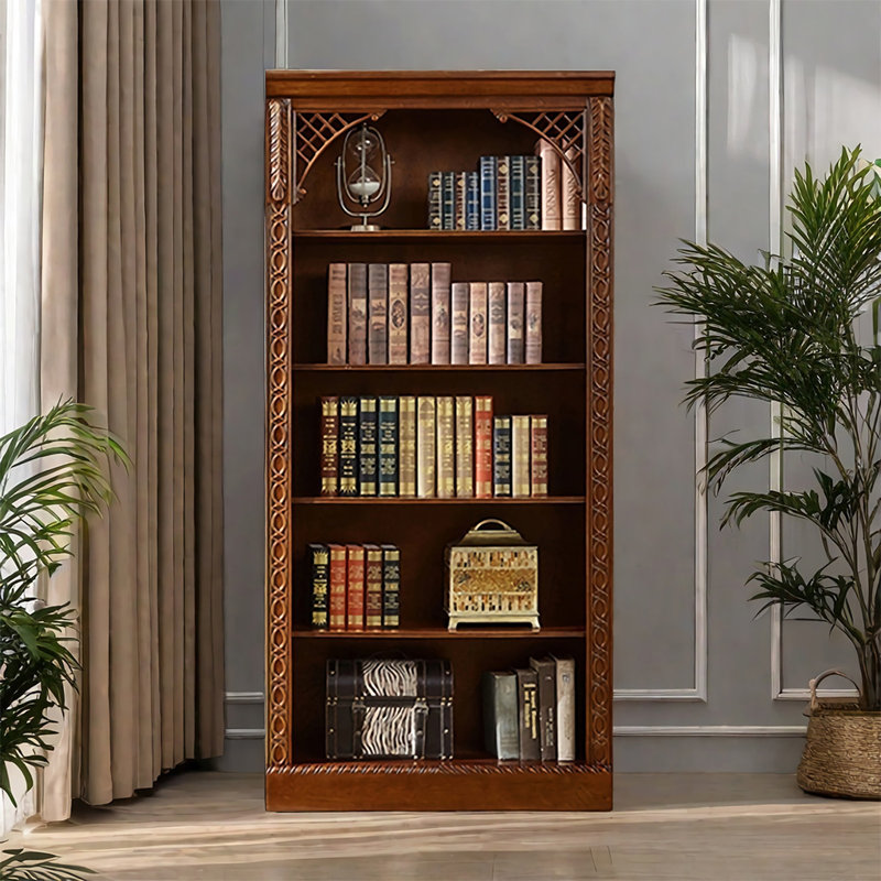 Bibliothèque entièrement sculptée en bois brun.