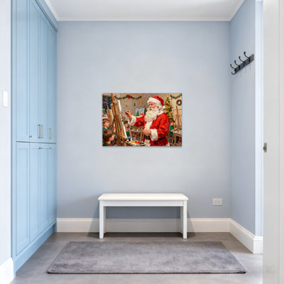 Peinture de Noël du père Noël avec des enfants dans un atelier
