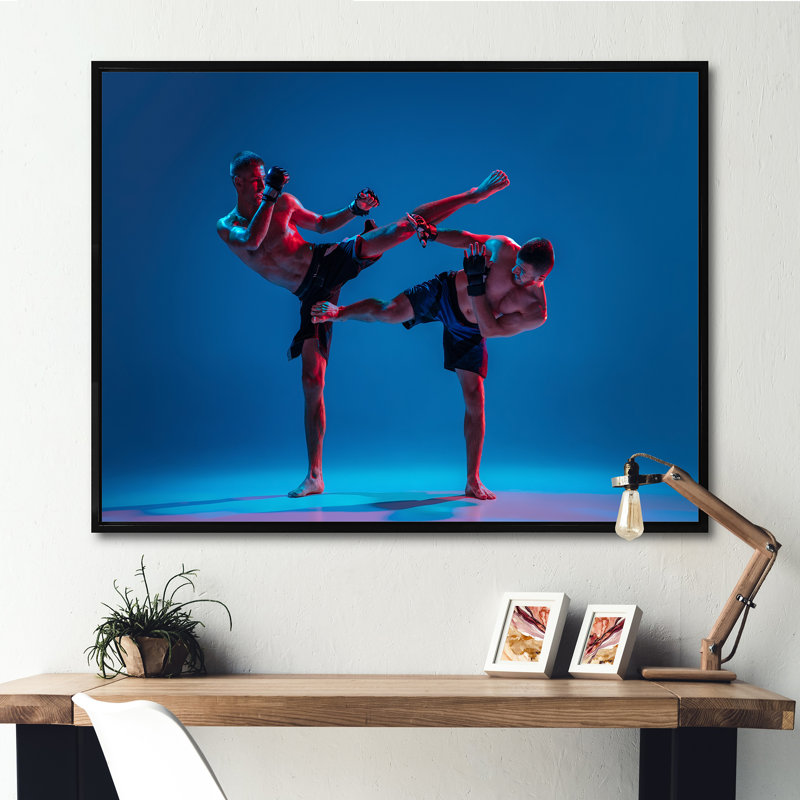 «Two Mma Fighters Boxing I» sur toile, Cadre flottant noir, H 30 po x l 40 po x P 1,5 po