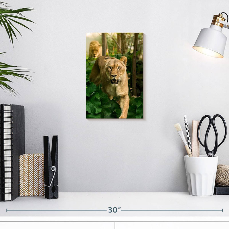 Lionne de chasse, H 12 po x l 8 po