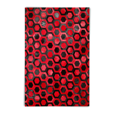 Tapis rouge et noir en cuir de vache hexagonal