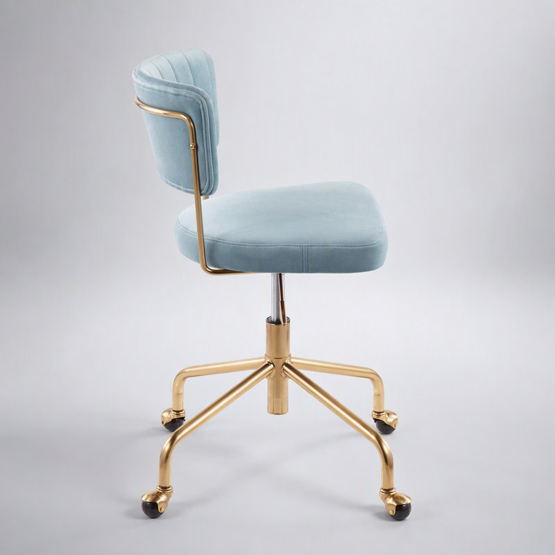 Chaise de bureau contemporaine en métal doré et velours bleu clair, conçue de manière ergonomique pour un confort et un style optimaux dans les bureaux à domicile.