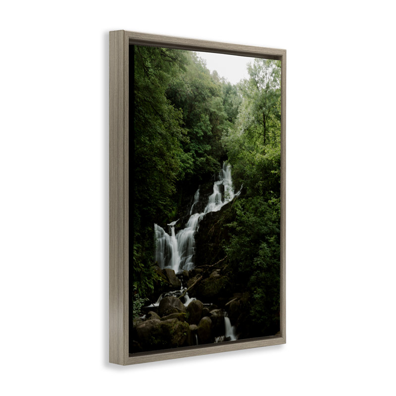 Cascade d'eau dans un cadre flottant en forêt, design par Jade Sharp Photo, Cadre flottant orme Montalcino, H 25 po x l 17 po