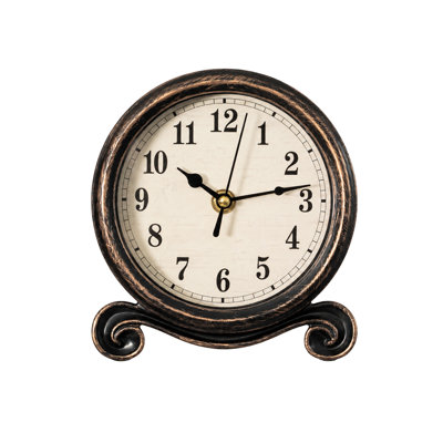 Horloge de table ronde rétro avec cadre noir patiné, base à volutes ornée et design d'inspiration antique pour le manteau de cheminée, le comptoir et la tablette dans les salons, les chambres et les bureaux