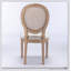 Chaise avec cadre en bois massif de style français avec peinture antique, tissu en lin et dossier en rotin pour une assise élégante