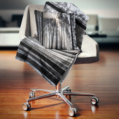 Coussin décoratif imprimé de rayons de soleil à travers la forêt blanche noire