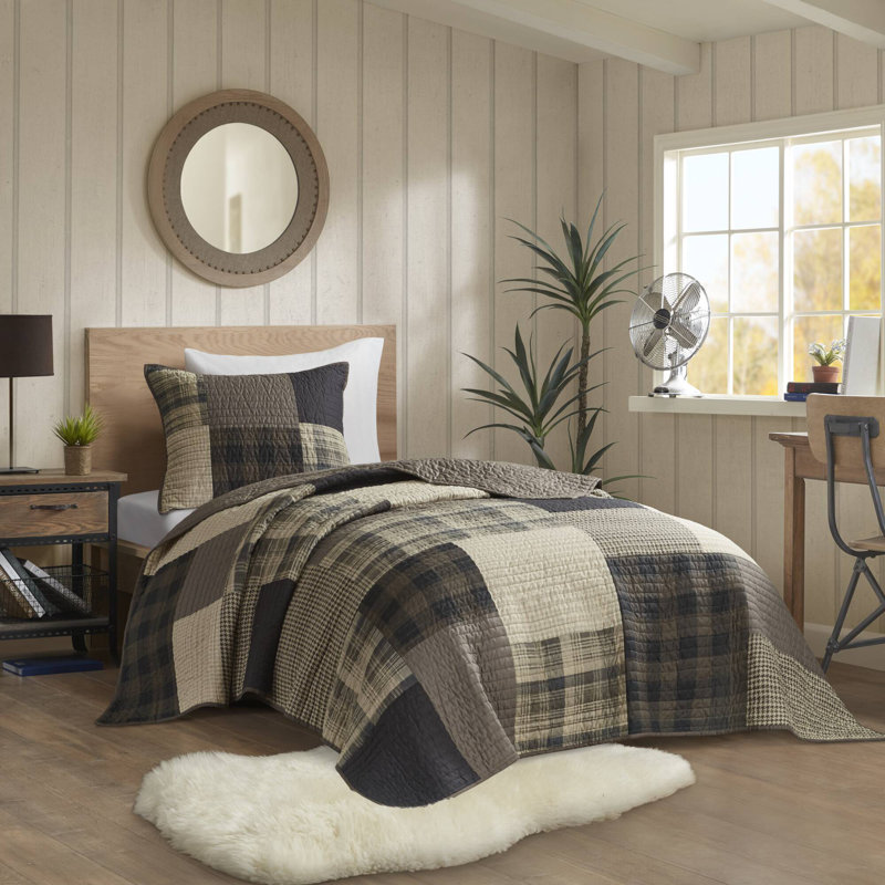 Rustic Charm King-Sized Reversible Cotton Quilt Set in Tan