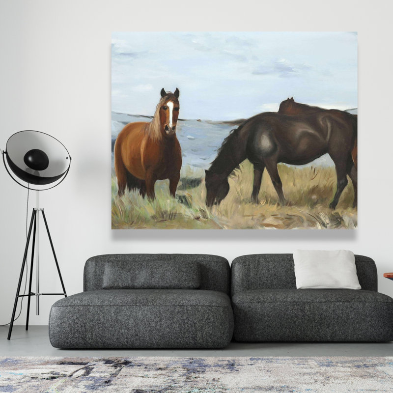 Chevaux mangeant dans la prairie