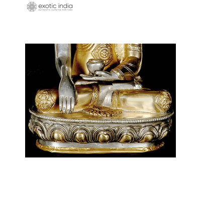 L'Union du Samsara et du Nirvana (Bouddha dans le Bhumisparsha Mudra avec Ashtamangala sculpté sur sa robe)