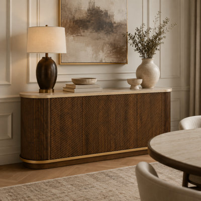 Buffet en noyer avec design rainuré et 4 portes, garniture dorée, plateau en faux marbre crème, armoire de rangement moderne pour la salle à manger et le salon.