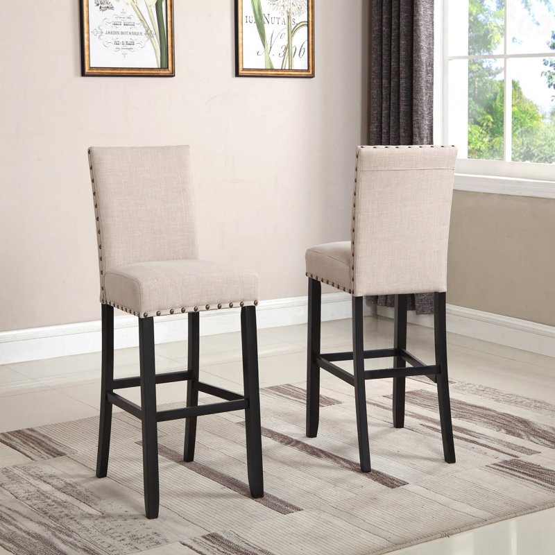 Ensemble de salle à manger 3 pièces: table de bar ronde 36 po et 2 chaises de pub cloutées en tissu brun clair, Beige