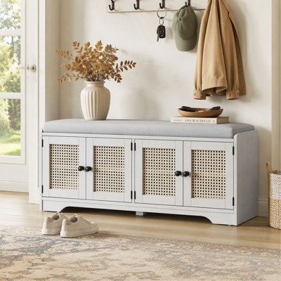 Banc à chaussures rustique en bois avec coussin amovible, portes en rotin tressé et étagères réglables pour entrée