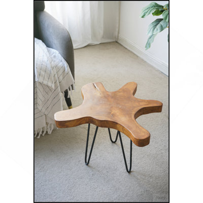 Table d'appoint 23,5 po x 19,5 po x 23,5 po en bois de teck récupéré brun avec motif à bord vif et pieds en épingle à cheveux noirs (imperfections uniques et biologiques)
