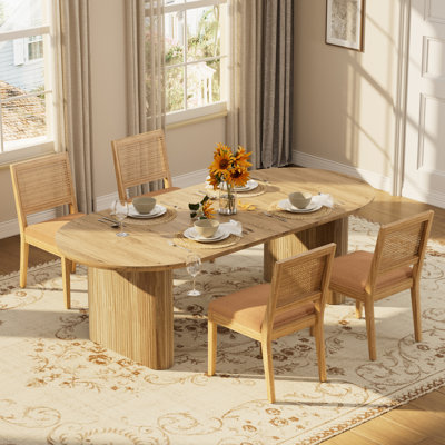 Ensemble de table et de chaises ovales en rotin rembourrées, de style ferme du milieu du siècle, idéal pour la cuisine ou le coin repas.