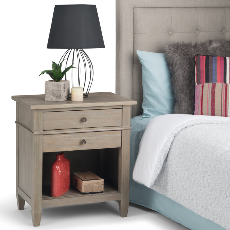 Table de chevet transitionnelle en bois massif l 24 po Carlton avec 2 tiroirs, tablette de rangement ouverte et quincaillerie bronze