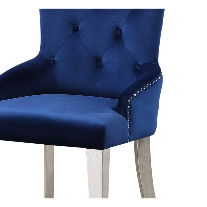 Fauteuil capitonné bleu à boutons - Siège incliné et anneau de traction au dossier pour un repas de luxe