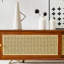 Combinaison de table basse vintage en rotin et télé-104063330