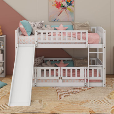 Lit superposé simple au-dessus de simple avec clôture, échelle et glissoire pour enfants adolescents