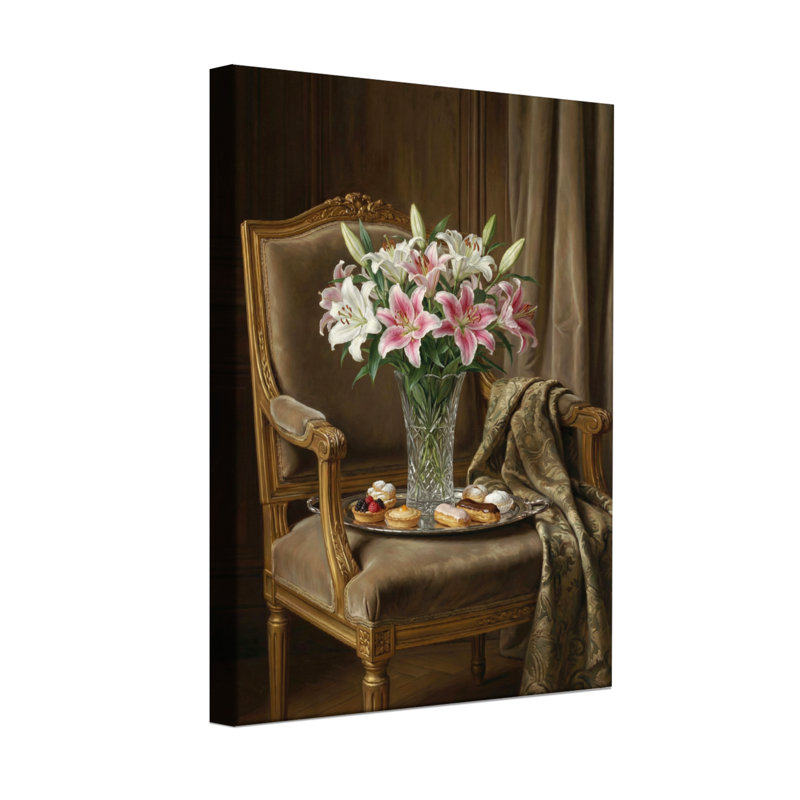 Arrangement floral de plantes et de fleurs sur une chaise rétro avec pâtisseries, H 30 po x l 20 po