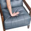 Chaise d'appoint en cuir bleu de style moderne avec coussin, détails en noyer, structure en bois fini