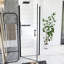Porte de douche pivotante 30 po x 72 po, cadre en aluminium noir mat, demi-cadre, film en verre trempé anti-déflagrant de 1/4 po, poignée en acier inoxydable