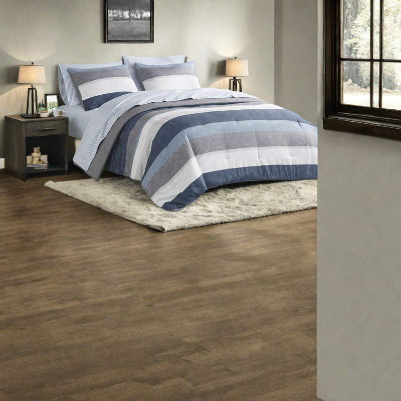 Modern Polyester Bedding Sets Comfortable Stripe Design For Home
