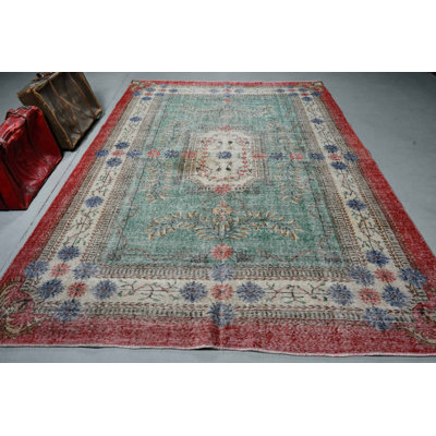 Grand tapis turc fabriqué à la main avec un design anatolien unique dans des tons de vert et de rouge, idéal pour les espaces spacieux