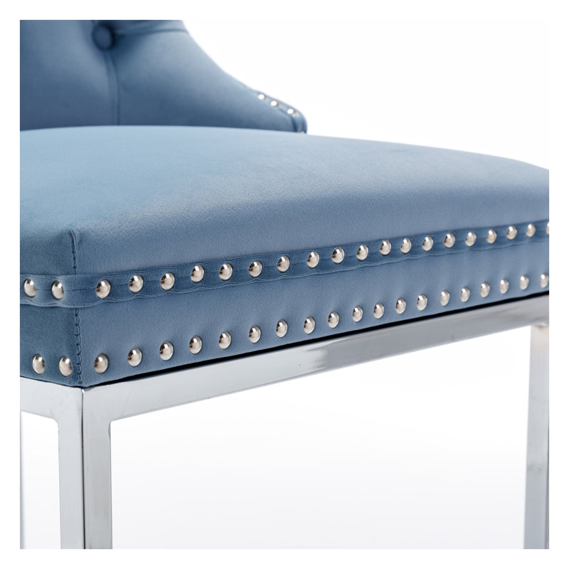 Ensemble de 2 tabourets de bar de 26 po à hauteur de comptoir, tabourets de bar modernes en velours avec dossier à boutons et garniture de rivets, tabourets de bar bleu clair avec base en métal chromé