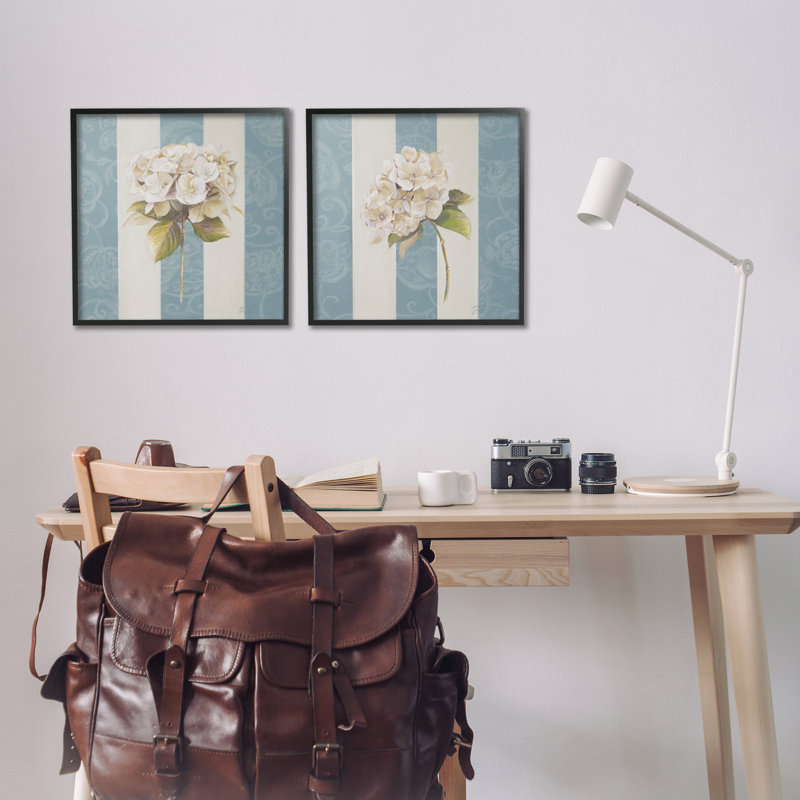 «Hydrangeas on Blue Strips», ensemble de 2 giclées par Patricia Pinto, Giclée encadrée noir minuit, H 17 po x l 17 po