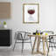 Cabernet moderne dans un cadre flottant en verre, design par Matthew Piotrowicz-958346887-958346886