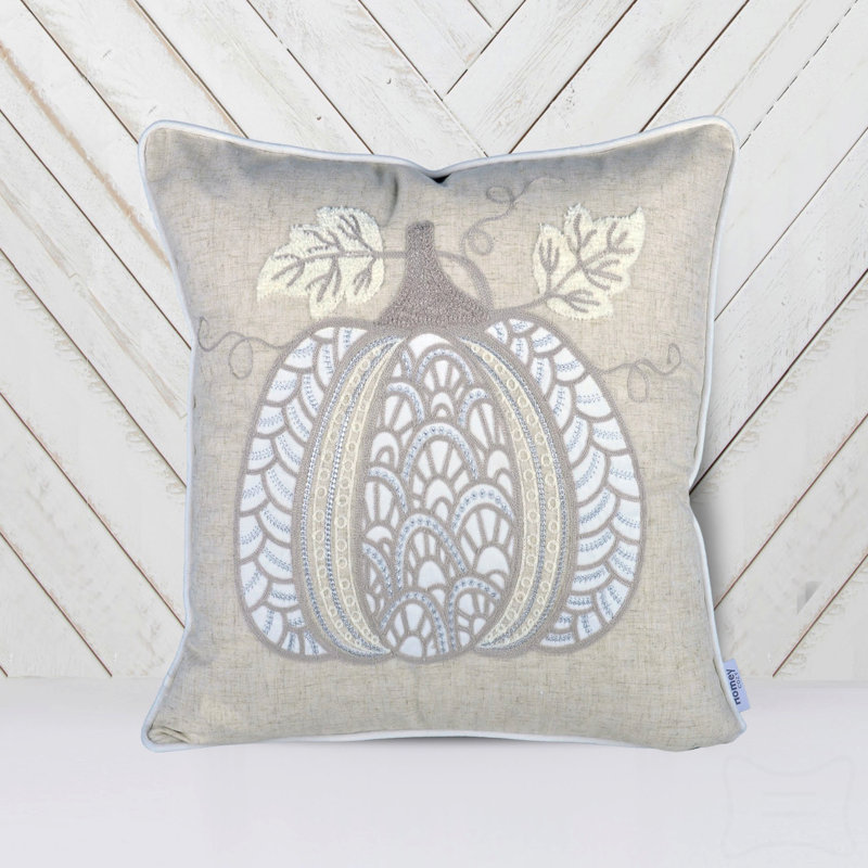 Coussin en dentelle brodée citrouille