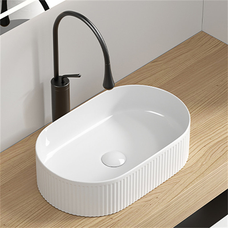 Lavabo de salle de bain ovale au-dessus du comptoir