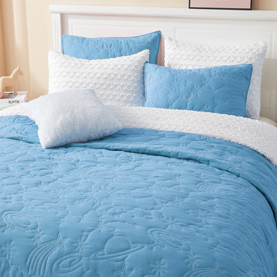 Solid Quilt Set With Star With Vibrant Embroidered Patterns