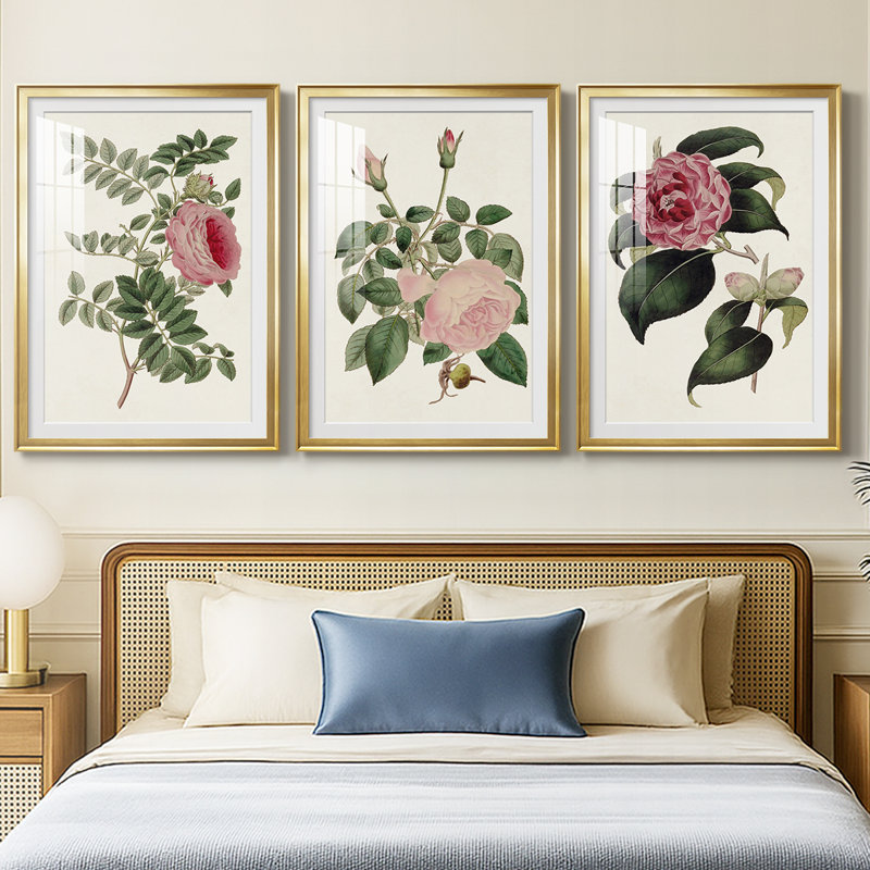 Mélange de fleurs roses I - impression encadrée sur mesure de qualité supérieure mate - 3 pièces, H 19 po x l 27 po, Doré