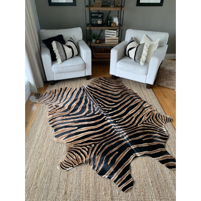 Tapis brun foncé en cuir de vache zébré Cobleskill
