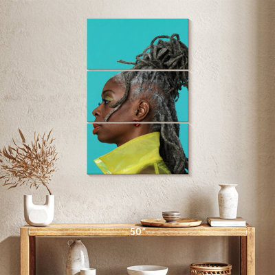 Femme navette afro-américaine confiante