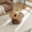 Table basse en bois ronde, charme rustique pour le décor du salon
