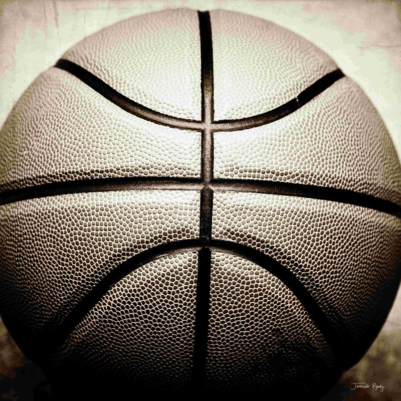 «Vintage Basketball» par Jennifer Rigsby, reproduction sur toile tendue, H 12 po x l 12 po