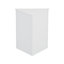 Armoire de décoration intérieure blanche triangulaire avec tablettes réglables-499640352