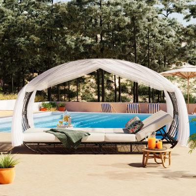 Lit de jour pour terrasse de 90,55 po avec rideau, lit de bronzage avec coussin et coussin coloré, chaises longues inclinables en osier, dossier inclinable pour la piscine, coussin beige, osier noir