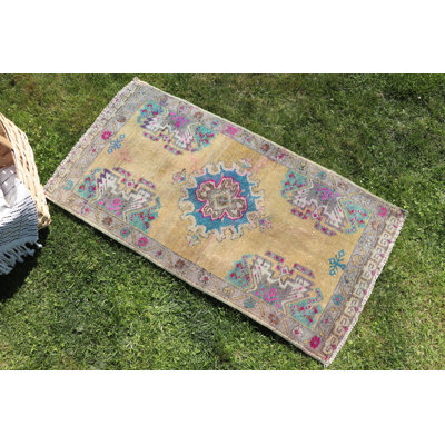 Petit tapis turc rétro en jaune idéal pour la décoration de chambre à coucher et offrant une esthétique antique