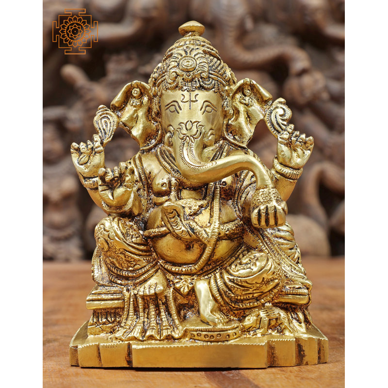 Ganesha assis sur un trône