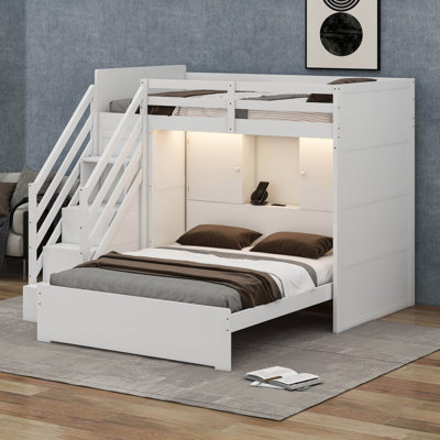 Lit simple superposé au dessus d'un lit double avec escalier, structure de lit superposé en L en bois massif avec garde-robe et lumière