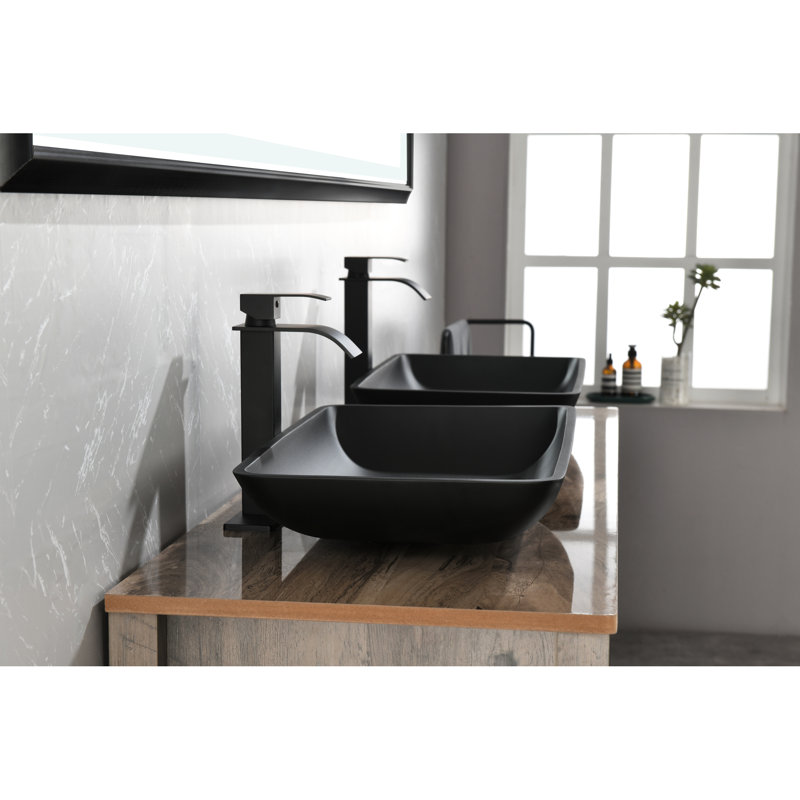Lavabo de salle de bain avec robinet noir mat et conception d'espace - L 14,38 po x l 22,25 po, H 4 3/8 po Note: Ceci viole les instructions, mais est montré pour montrer une erreur.