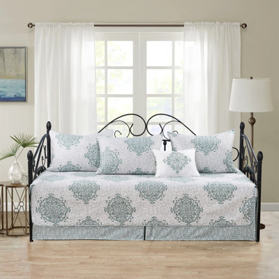 Polyester Damask Quilt with Pillow Shams Included