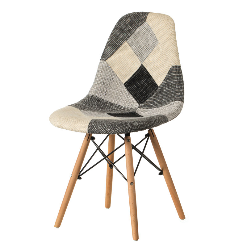 Chaise Annunziatina en tissu patchwork noir et blanc avec pieds en bois